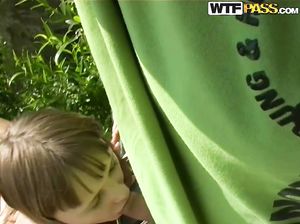 Ловкач выебал шатенку прямо на байке