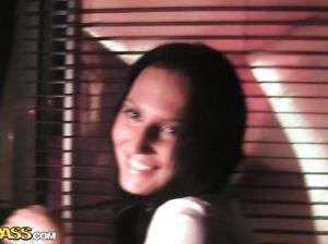 За бокал виски, девушка дала пикаперу себя выебать