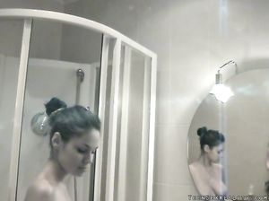 Молодая пара с наслаждением трахается перед камерой