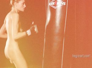 Ослепительная брюнетка занимается боксом голышом