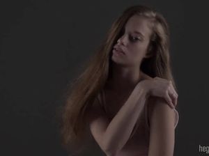 Большегрудая танцовщица устроила восхитительную фотосессию