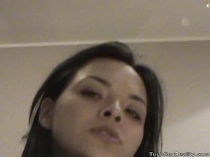 Брюнетка разбудила парня, потому что захотела пососать ему член