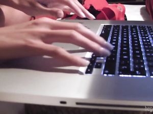 Девушка раздевается и услаждает киску в видеочате