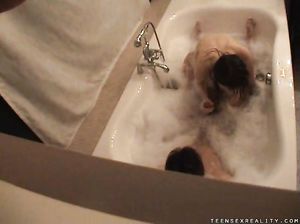 Чувак нагнул раком девчонку в ванной и трахнул