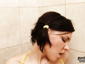 Девка в капроновом комбинезоне страпонит вагину