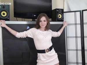 Гибкая Юлия расставила ноги в стороны и показала трусы