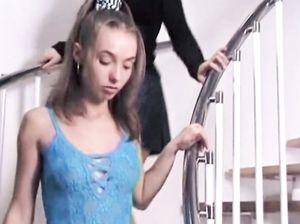 Девушка маструбирует на лесной опушке и мечтает о страстном трахе