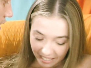 Девушка маструбирует на лесной опушке и мечтает о страстном трахе