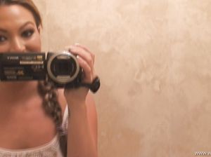 Сексуальная Наташа учит друга дрочить и снимает это на видео