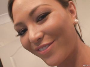 Сексуальная Наташа учит друга дрочить и снимает это на видео