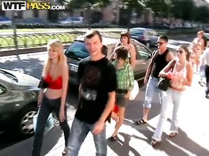 Выпускники вуза накрыли большой стол после сдачи экзаменов