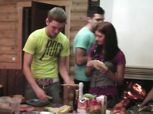 Пьяненькие студентки танцуют стриптиз перед парнями