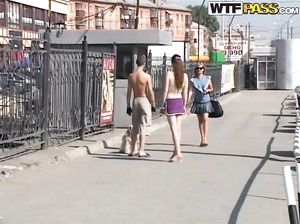 Русские студенты купаются в море обнаженными