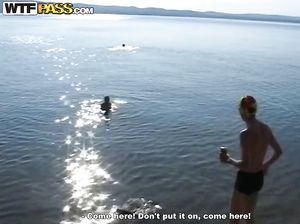 Русские студенты купаются в море обнаженными