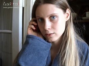Молодая девчонка Яна купается в душевой кабинке