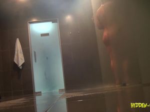 Чувак снимает скрытой камерой загорелую голую девку в бане