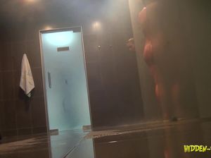 Чувак снимает скрытой камерой загорелую голую девку в бане