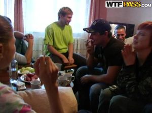 Студенты собрались на квартире для группового секса