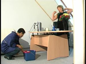 Взрослая бизнес леди в вечернем платье ебется с молодым уборщиком-узбеком