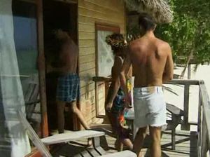 Две русские красотки искупались в реке и отсосали у чувака член