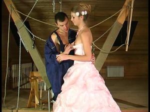 Студентка-выпускница в красивом платье дала в задницу разнорабочему