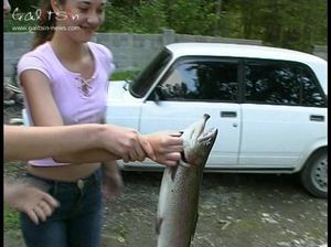 Худые девчонки Галицына в джинсах и коротких майках ловят рыбу