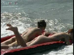 Голые молодые девушки загорают на нудистском пляже