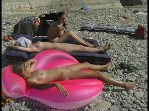 Голые молодые девушки загорают на нудистском пляже