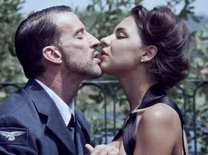 Солидный мужчина жарит красотку в анал на полянке