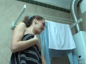 Маму возбудила молоденькая падчерица и она ей сделала куни