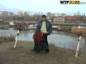 Рыжая шлюха сосет член на улице за деньги