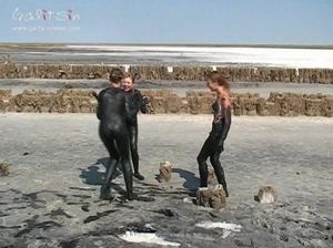 Молодые стройные телочки намазывают тела лечебной грязью