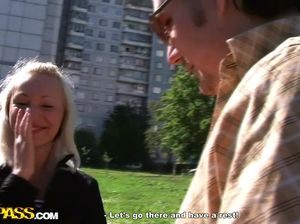 Пикапер развел белокурую русскую суку на секс на улице