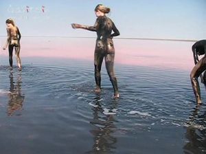 Голые телки испачкались в речную грязь