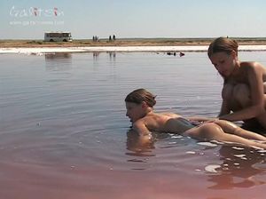 Голые телки испачкались в речную грязь