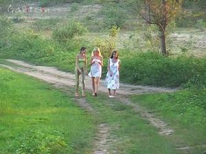 Русские молодые лесбиянки лапают сиськи друг друга