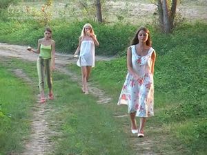 Русские молодые лесбиянки лапают сиськи друг друга