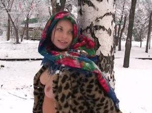 Голая русская красавица гуляет по заснеженному лесу