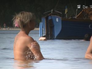 Женщину нудистку тайком снимают на камеру