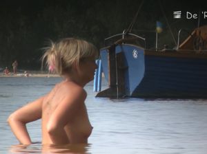 Женщину нудистку тайком снимают на камеру