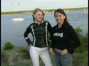 Молодой пикапер знакомится с телками на улице и разводит их на секс