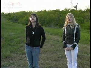 Молодой пикапер знакомится с телками на улице и разводит их на секс