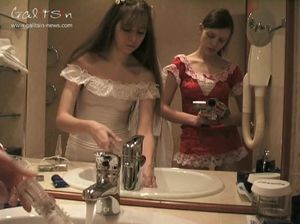 Лесбиянка Рита снимает как писяет ее подруга