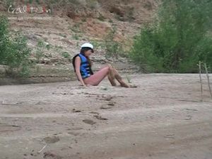 Обнаженные русские молодухи гуляют по берегу реки