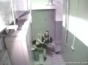 Парень шпилит девчонку и не знает что их снимают скрытой камерой