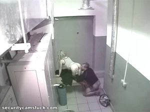 Парень шпилит девчонку и не знает что их снимают скрытой камерой