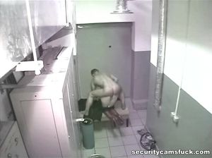 Парень шпилит девчонку и не знает что их снимают скрытой камерой