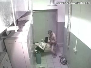 Парень шпилит девчонку и не знает что их снимают скрытой камерой