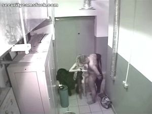 Парень шпилит девчонку и не знает что их снимают скрытой камерой