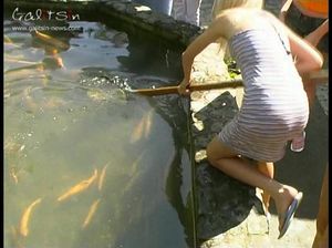 Молодые стервы гуляют по достопримечательностям